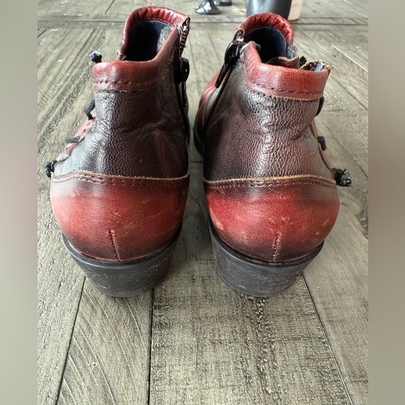 Unity In Diversity Red & Distressed Black/Brown Bootie, size 39. - Picture 3 of 14